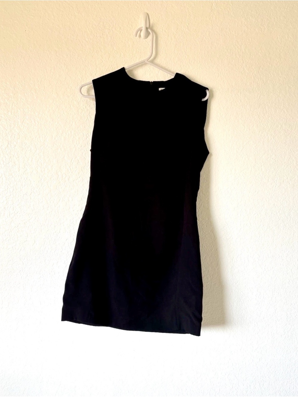 ZARA Women's Black Sleeveless Mini Dress
Size Medium (EUR M / USA M) Back Zip